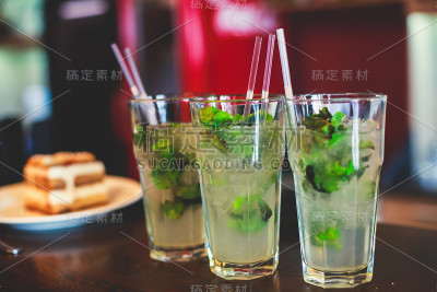 在派对上摆上一排排漂亮的不同颜色的酒精鸡尾酒，在露天活动上摆上马提尼、伏特加等装饰过的餐饮花束桌上，