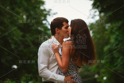 一对美丽的年轻夫妇以自然为背景