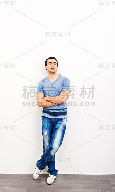 倚着一堵白色的墙。