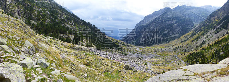 骑士水库和土拨鼠路线的全景。Aigüestortes国家公园和桑特莫里奇湖，比利牛斯山脉，加泰罗尼亚