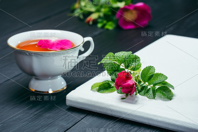 玫瑰果茶配红茶和白茶