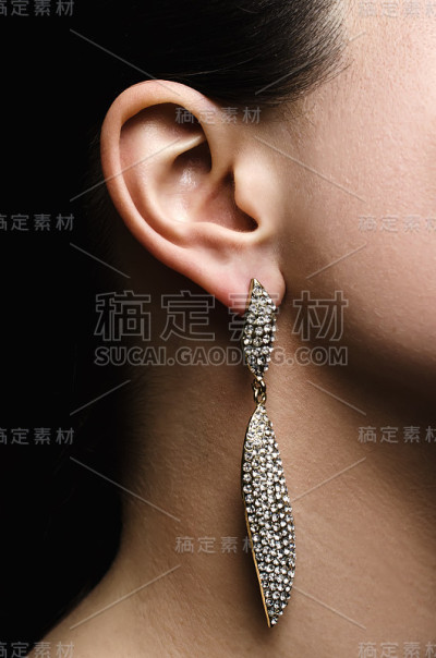有银耳环的耳朵