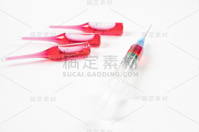 注射器关闭与安瓿在白色的医疗台上。塑料皮下注射器注射疫苗。医用注射器的特写。装有注射和疫苗溶液的注射