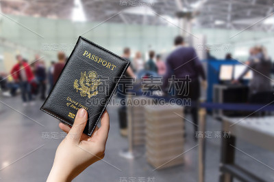 手持美国护照的女子在机场对面接受海关管制或安全服务。的概念。