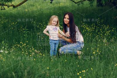 孩子和妈妈在树旁