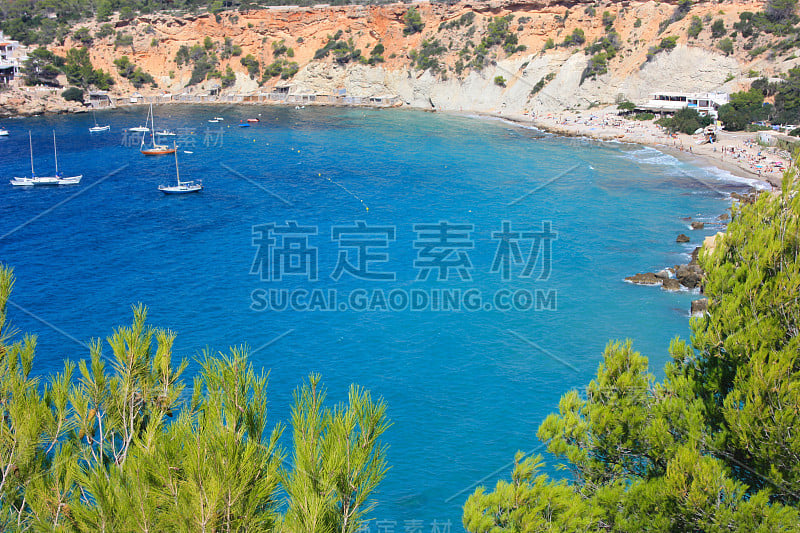 夏天，伊比沙岛的蓝色海洋和西班牙海湾的海水和海滩之间的明亮色彩