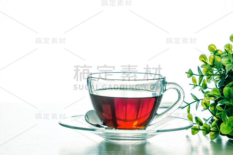 将客厅木桌上的暖红茶杯收起来，用喝茶时间的概念放松心情