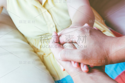 男人和女人牵着手