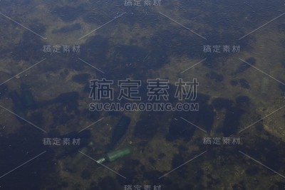 冰冻河底的垃圾