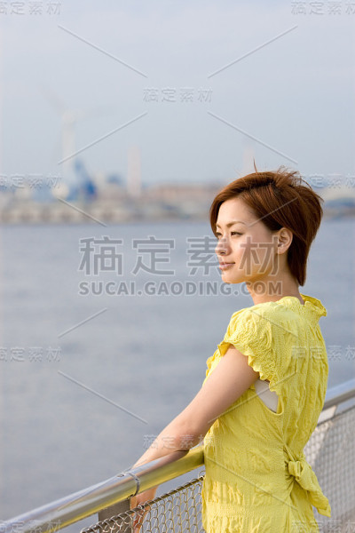 可爱的日本女人看日落