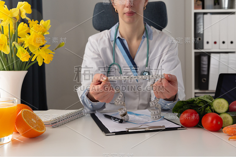 蔬菜饮食的营养和用药概念。营养学家提供健康的蔬菜饮食。在自然光下