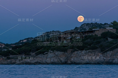 撒丁岛Portisco的满月