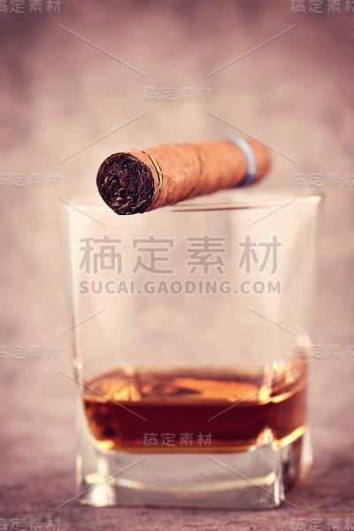 威士忌和古巴雪茄。
