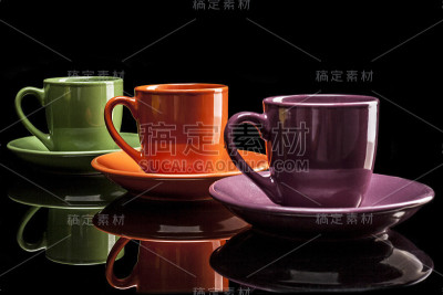 色彩斑斓的咖啡杯