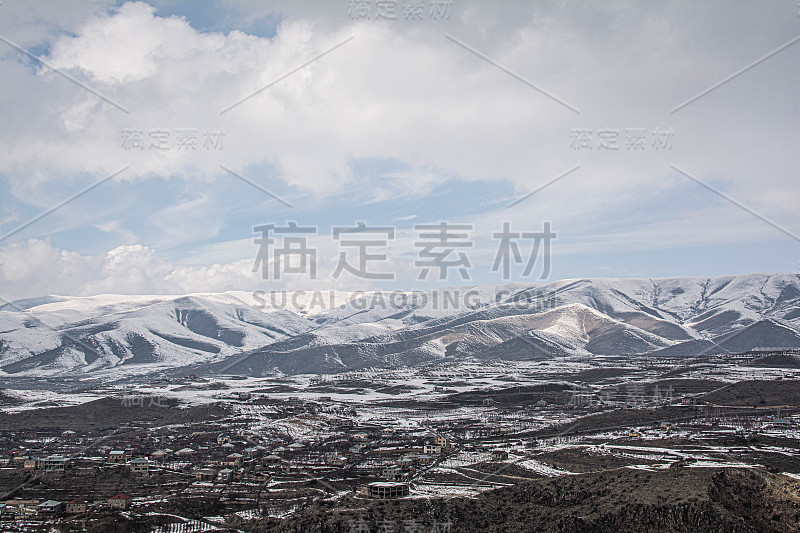 美丽的冬天——白雪覆盖了群山