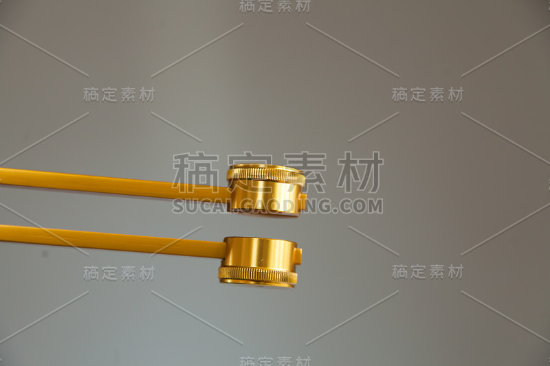 手拿音叉。