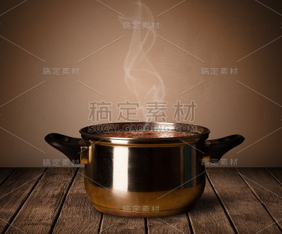 旧木桌上的锅