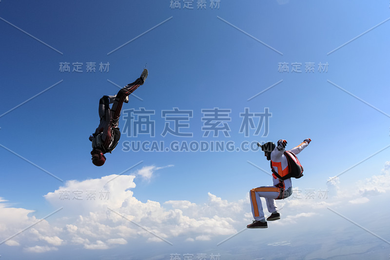 跳伞的照片。
