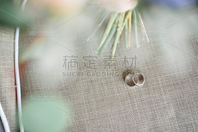 亚麻织物上的白金婚戒
