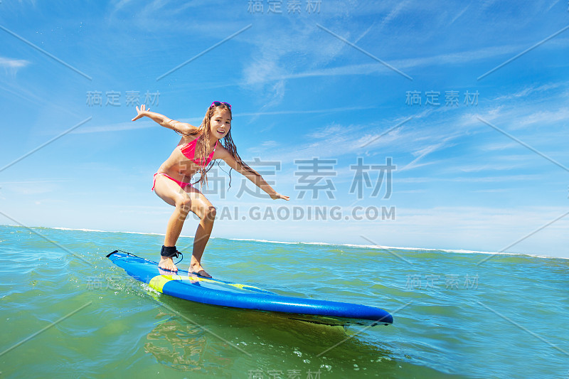 快乐美丽的女孩学会冲浪