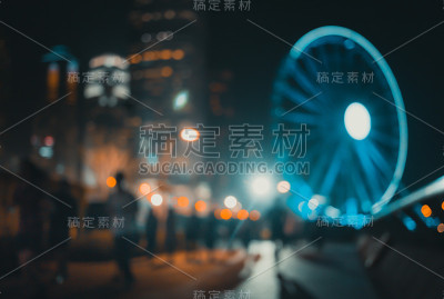 摘要散景背景下的人们在夜晚的滨水上行走