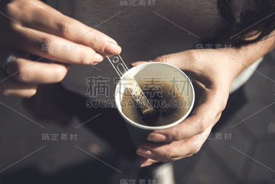 女人手里拿着纸杯咖啡