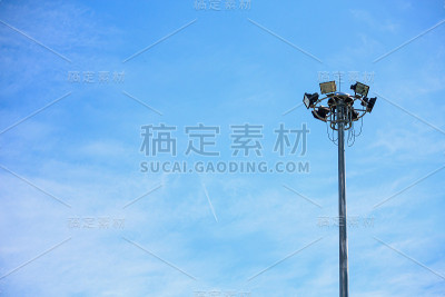 光杆塔与蓝天