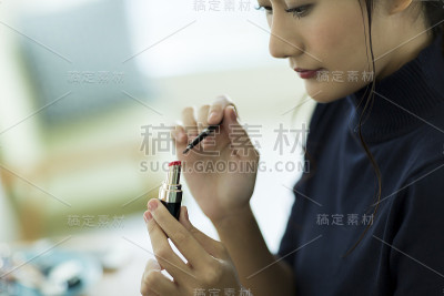 年轻女子化妆
