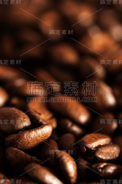 近距离观察咖啡豆。