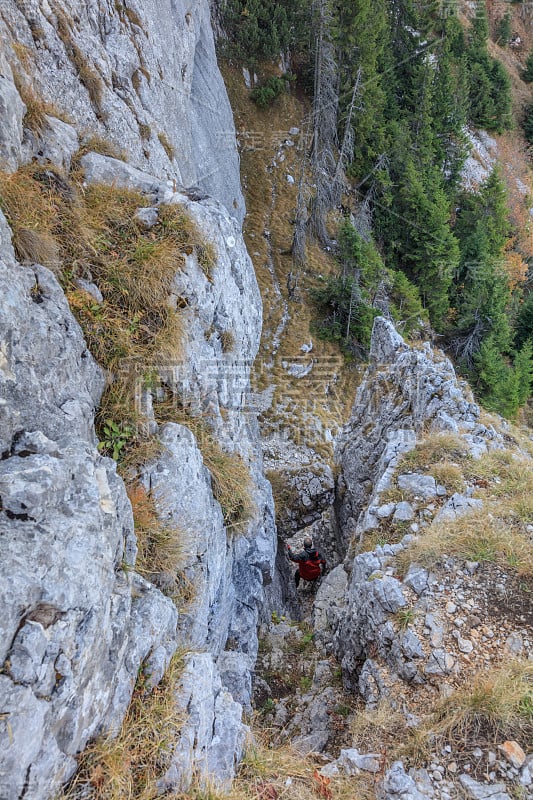 登山者在山