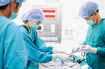 兽医在手术室