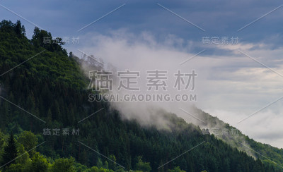 乌克兰喀尔巴阡山景观与雾
