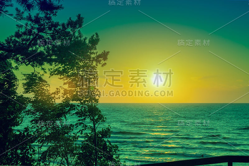 美丽的海上日落