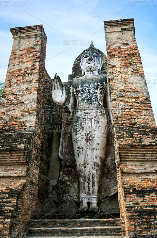 泰国古代寺庙遗址的站立佛像