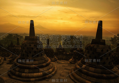 日出时分的婆罗浮屠寺。日惹,印尼。
