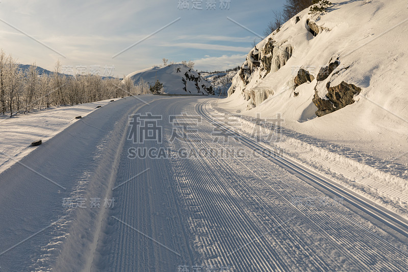 挪威塞兹达尔山上刚准备好的滑雪道