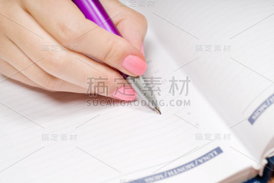 用钢笔在笔记本上手写