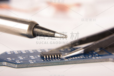 空PCB板上的微型集成电路