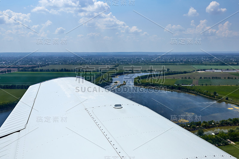 从低空的飞机窗口观看。