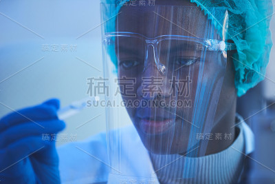 拿着安瓿的医学科学家