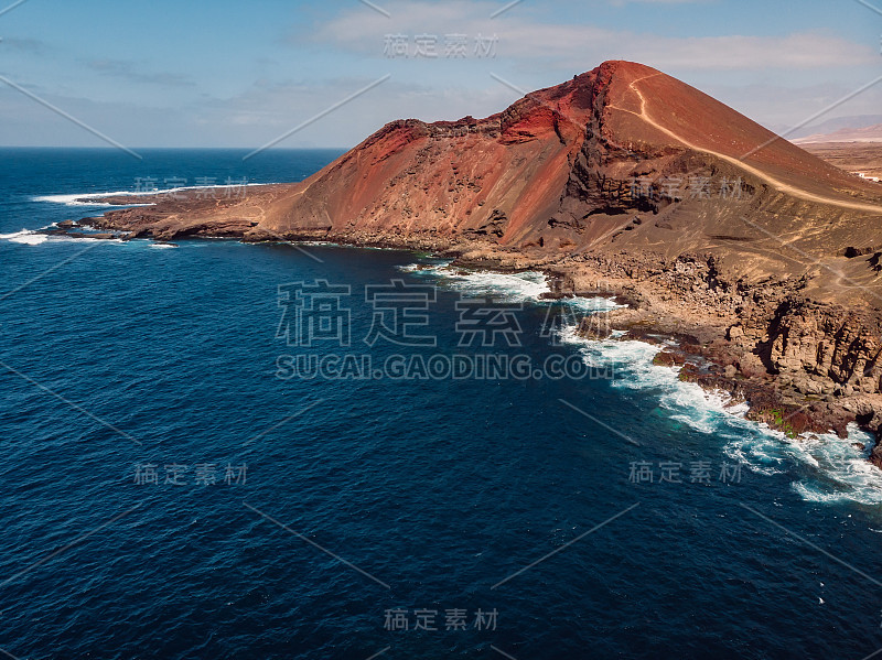 西班牙兰萨罗特拉圣塔附近的大西洋火山口。鸟瞰图