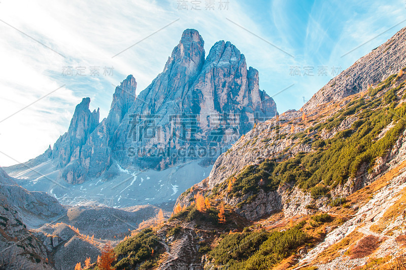 秋天在阿尔卑斯山的巴斯特山谷徒步旅行