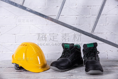 每个建筑工地都需要防护帽和防护靴。
