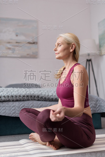 在家练习瑜伽的女人