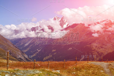白雪皑皑的山脉