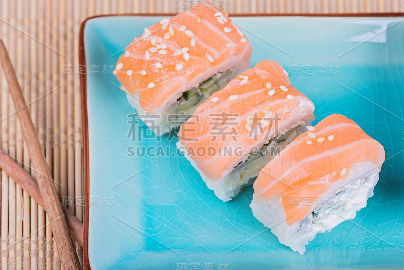 俯视加州寿司配鲑鱼
