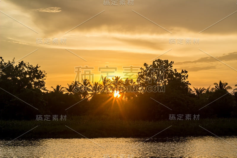 傍晚阳光在塔钦河（马南塔钦），那洪帕托姆，泰国