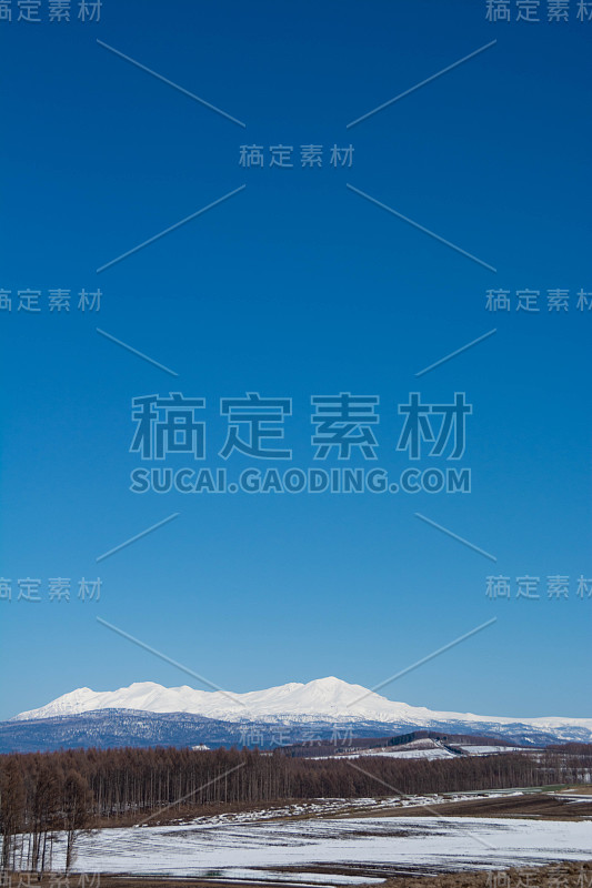 田野里还残留着积雪和雪山