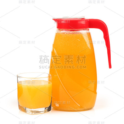 白色背景上的橘子和果汁