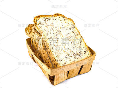 白色背景上有亚麻籽的切片白面包。
